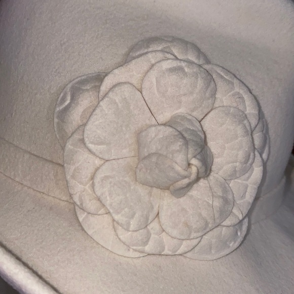 JLO 100% Wool Hat With Flower - Picture 2 of 6